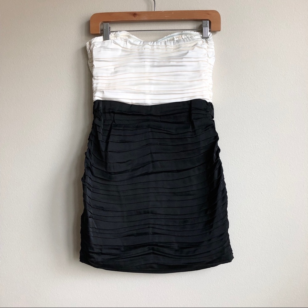 Express Black White Color Block Ruched Dress NWT - Picture 2 of 4